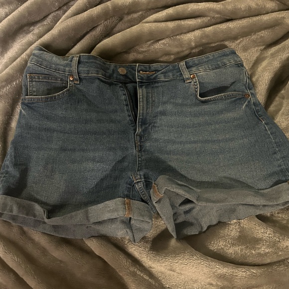 H&M Shorts - Picture 1 of 2